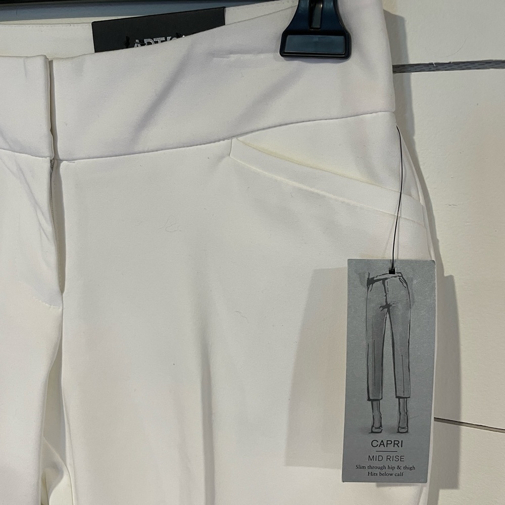 Women’s White Capri Mid Rise Size 6 - Picture 3 of 5